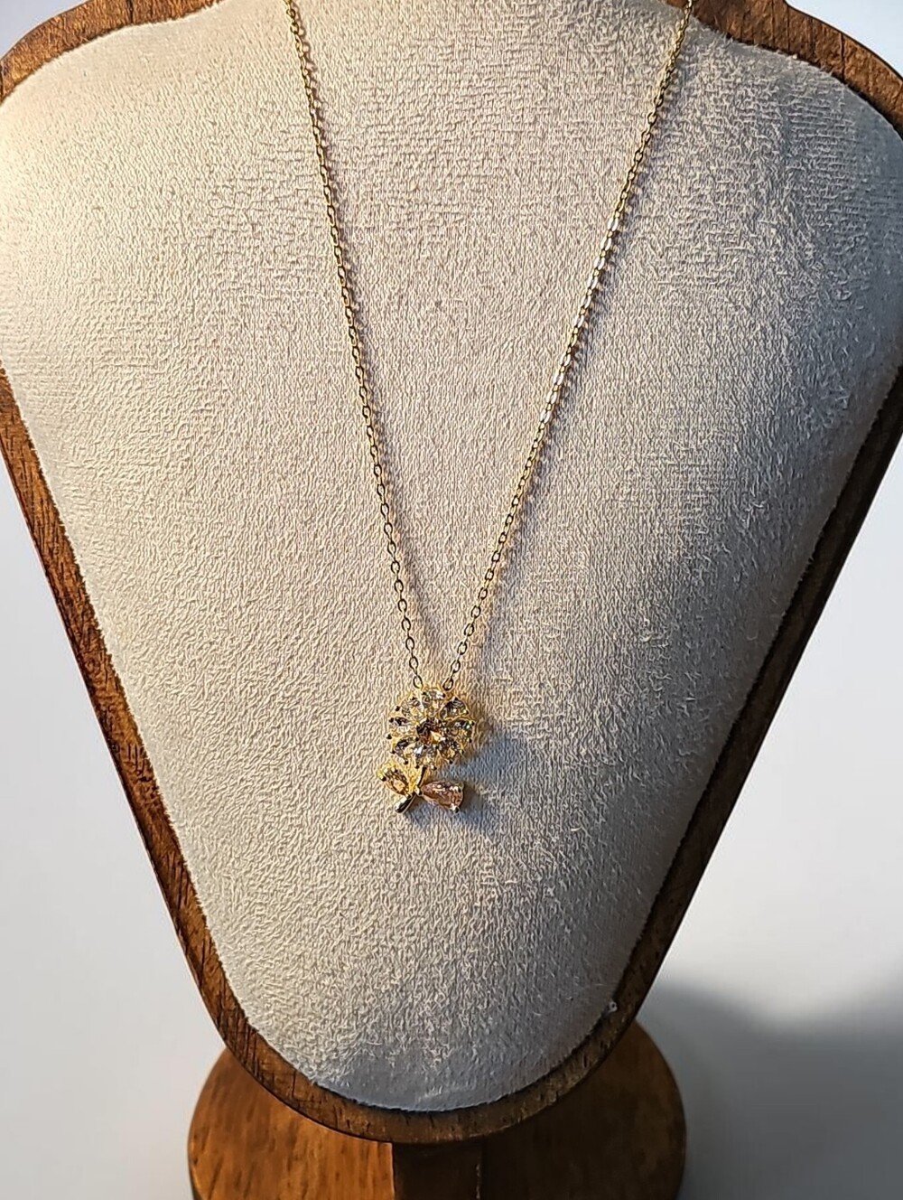 Sassified BOUTIQIE NWT Gold Flower Pendant Necklace - Elegant Women's Jewelry
